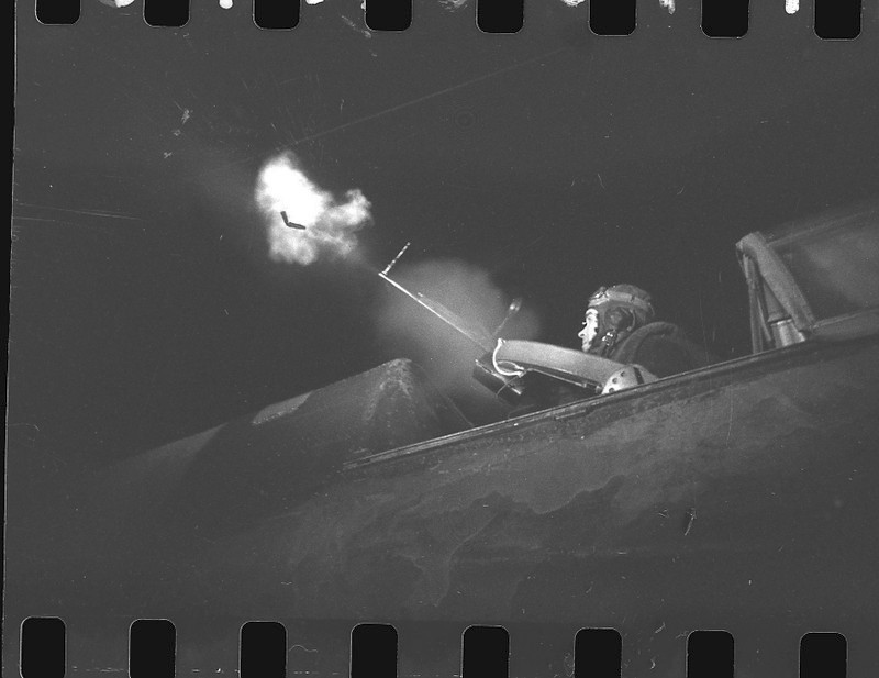 Стрелок-радист, ст. сержант 10 гвардейского авиаполка Капитонов проверяет пулемет перед боевым вылетом. 1941-42