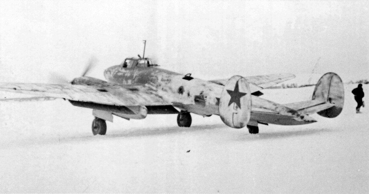 Бомбардировщик Пе-2 в зимнем камуфляже 73-го бомбардировочного авиаполка ВВС Балтфлота фото ВОВ