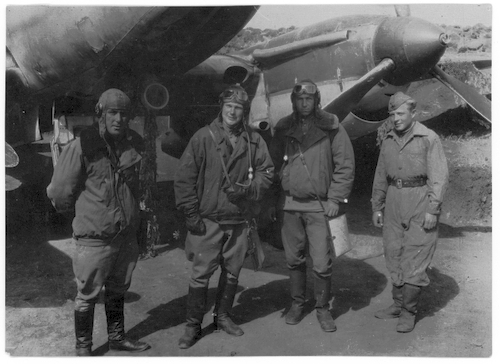 Боевой экипаж 86-го бомбардировочного авиационного полка (с 23 октября 1943 года 134-й гв. бап) 270-й бомбардировочной авиационной дивизии (23 октября 1943 года преобразована в 6-ю гвардейскую бомбардировочную авиационную дивизию) 8-й воздушной армии на фоне бомбардировщиков. 
Слева направо: штурман экипажа Умаров Хатим (Хаким), командир экипажа младший лейтенант Майков Николай Иванович, стрелок-радист старший сержант Завражный (Завражнов) Николай Александрович, механик самолёта младший техник лейтенант Богомолов. 
На оборотной стороне надпись: Экипаж млад. лей-та// Майкова Н.И.// 270 БАД// 8 ВА (карандаш - рукопись)// Майков в центре// Завражный Слева от него// Умаров справа от него (синий карандаш - рукопись)// Богомолов первый справа// Слева направо: 1. Умаров// 2. Майков// 3. Завражный// 4. Богомолов