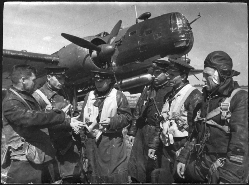 Первый минно-торпедный авиаполк КБФ Первый слева - командир эскадрильи гвардии майор трижды орденоносец Дроздов 1941-42