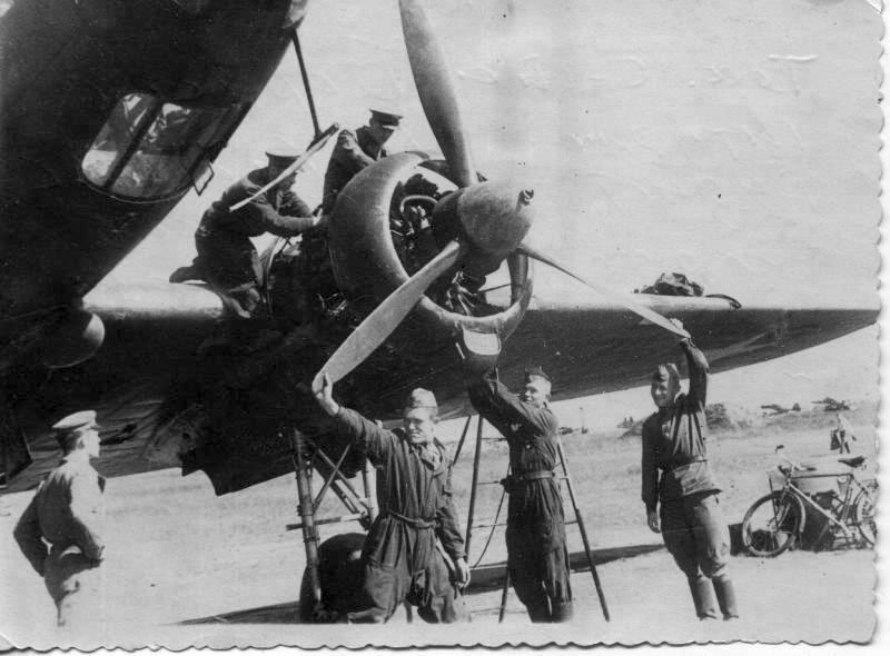 Подготовка самолета к вылету (Путинцев Б.А. сидит в самолете). Фото. 1944