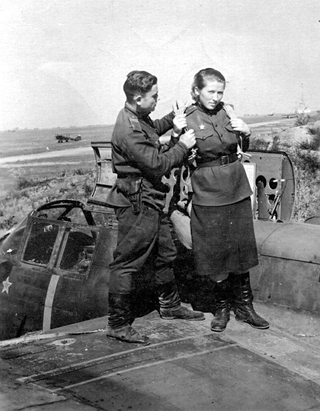 Советский фотоснимок ВОВ ЭБО юбка. на фоне u-2.