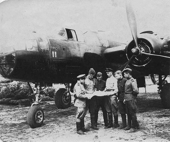 Шаймарданов Зия Адылгареевич с экипажем рядом с Б-25 с победной звездочкой (сбитый самолет)
