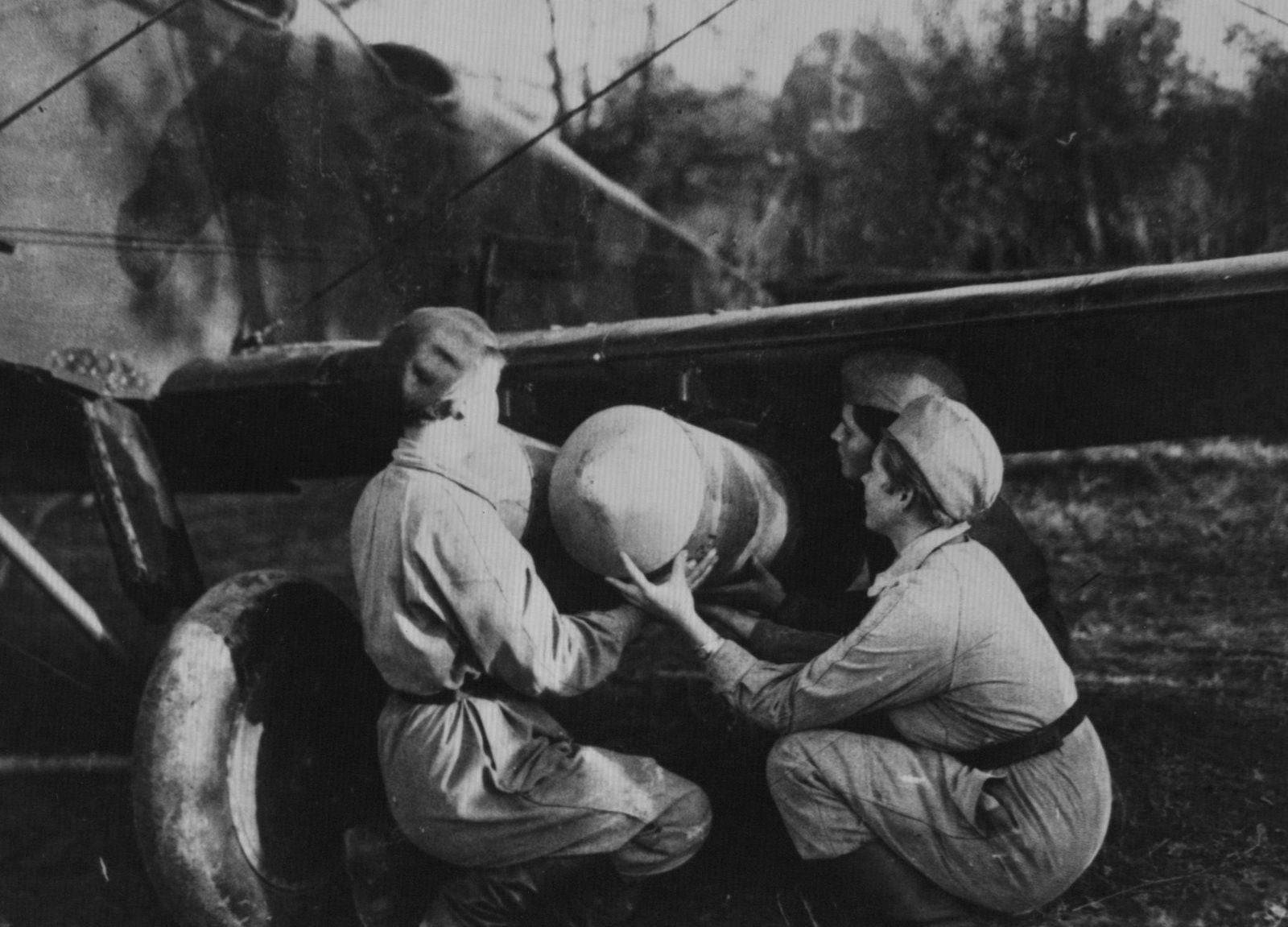 Оружейники 46-го гвардейского ночного бомбардировочного авиаполка у самолета У-2. На снимке Л. Ермакова, А. Шерстнева и Н. Бузина