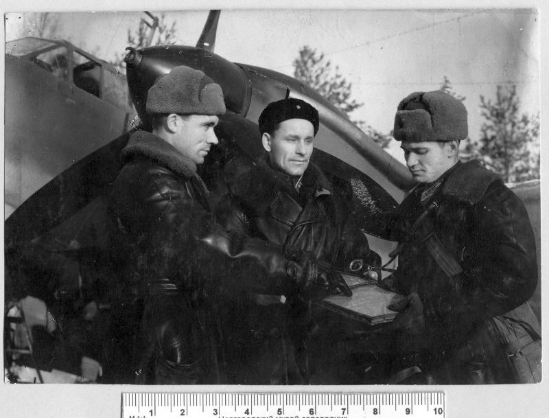 Командный состав 771 авиаполка 14 воздушной армии Волховского фронта разбирает полет после бомбардировки Демянской группировки противника 1942 янв.