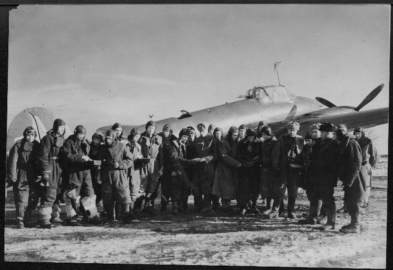 Группа экипажей 1-ой авиационной эскадрильи 82-го гвардейского бомбардировочного полка