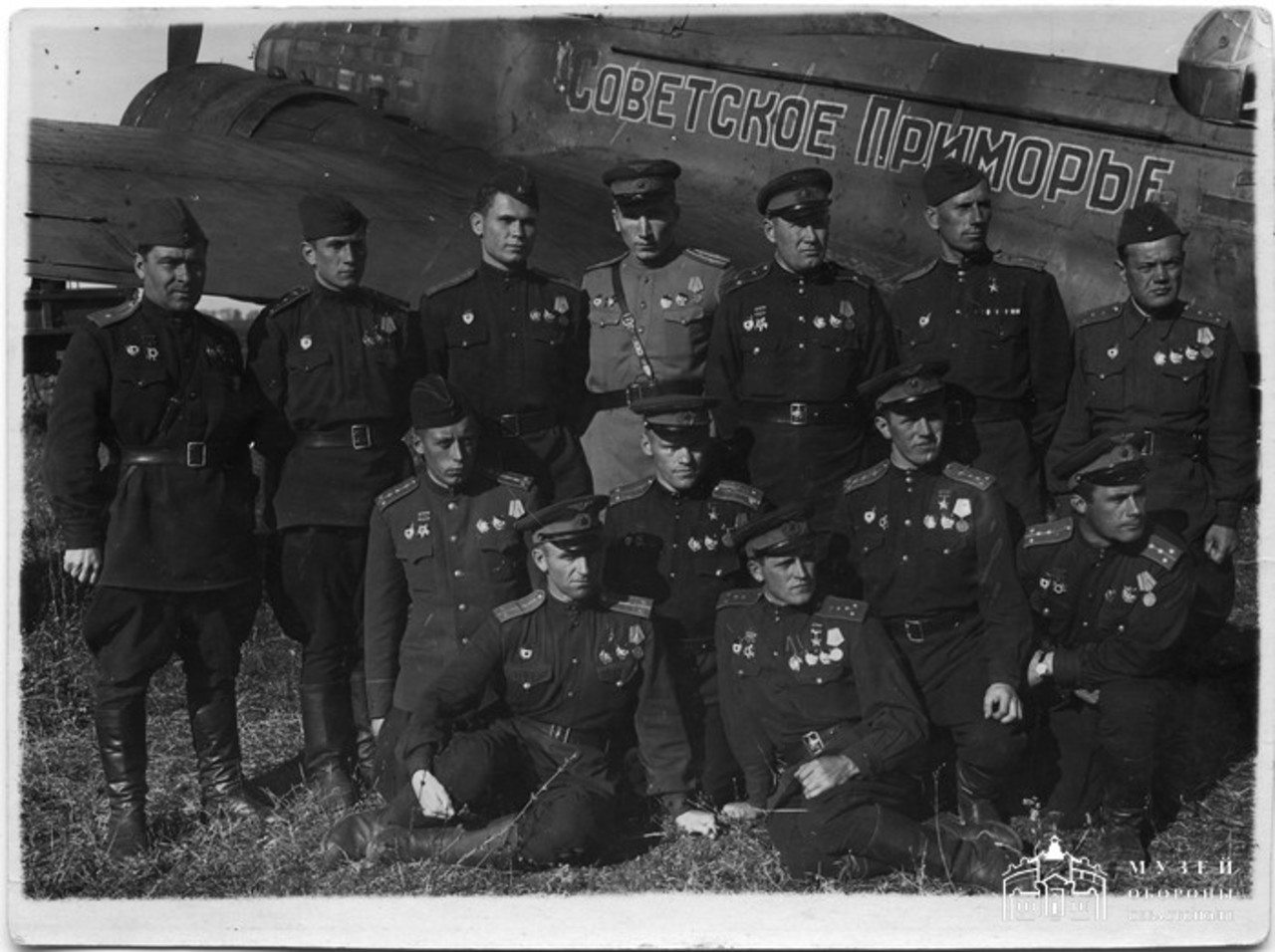 Летчики 9-го гвардейского авиационного полка 7-й гвардейской Севастопольско-Берлинской (наименование присвоено 11 июня 1945 г.) авиационной дивизии 3-го гвардейского авиационного корпуса авиации дальнего действия