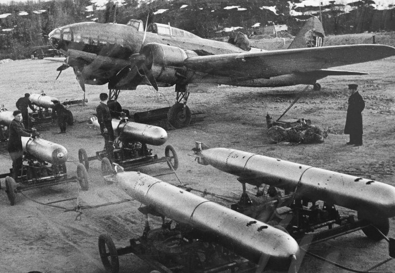фото ВОВ 9 Гв МТАП Подвозка торпед к самолетам 1942-44