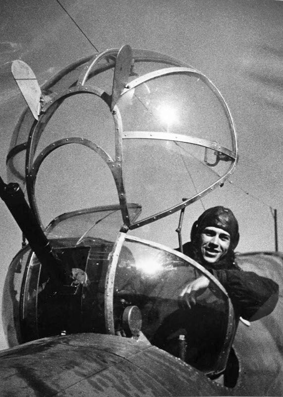 фото ВОВ Герой Советского Союза летчик старшина М. Бадюк 1942-44