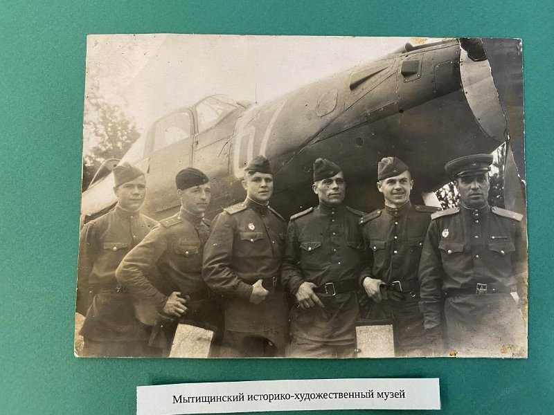 101 гиап Маслов В.В. (2-й справа) с экипажем самолета после воздушного боя