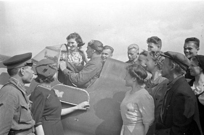 Трудящиеся Кронштадта в гостях у летчиков В 1942 году день авиации отмечали 18 августа (во вторник), единственный раз с момента образования праздника не в выходной