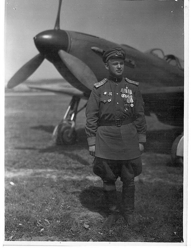 Летчик, Герой Советского Союза Дема Л.В. у своего самолета. 1944-1951