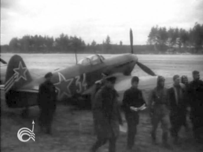 похоже, поздний Як-7Б (по-моему, виден второй УБС на носу справа, на Як-9 его не было) 
и довольно грубо перемалеванными на новый стандарт осени 1943 звездами на борту и хвосте. № 34