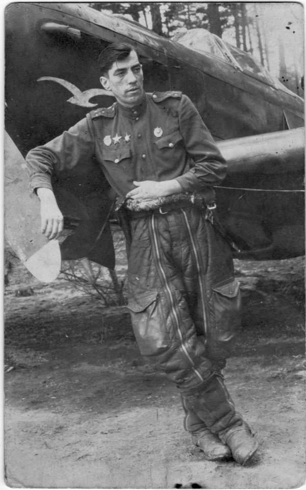 Лейтенант Горбань Владимир Семенович у истребителя Як3 с рисунком чайки 116 ГвИАП