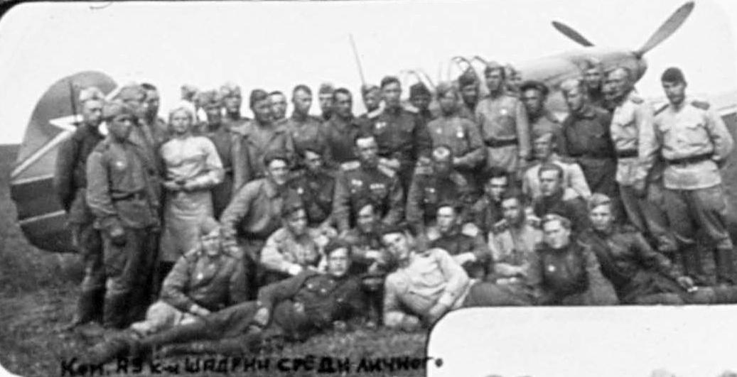 Regimental markings WWII photo in combat.