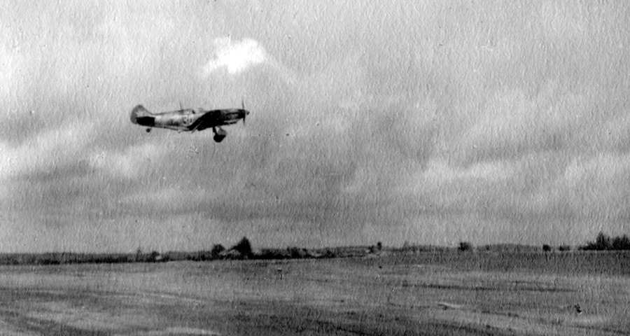 ЛаГГ-3 11-го гв.иап 7-го иак ПВО заходит на посадку, лето 1942 года