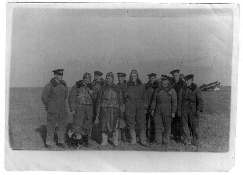 Группа летчиков 32 истребительного авиамоторного полка, среди них командир 5 эскадрильи Любимов И.С. и его заместитель Авдеев 1940-41