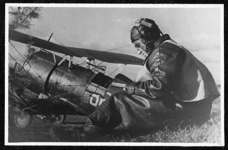 Губарев И.Т. сержант И.П.Губарев И-15бис №86 вооружен реактивными снарядами. Ладога, 1942 г