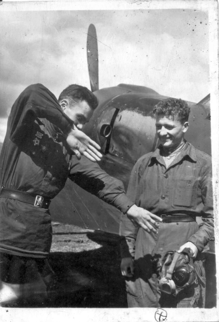 Третьяков Леонид Самсонович (справа) после боевого вылета