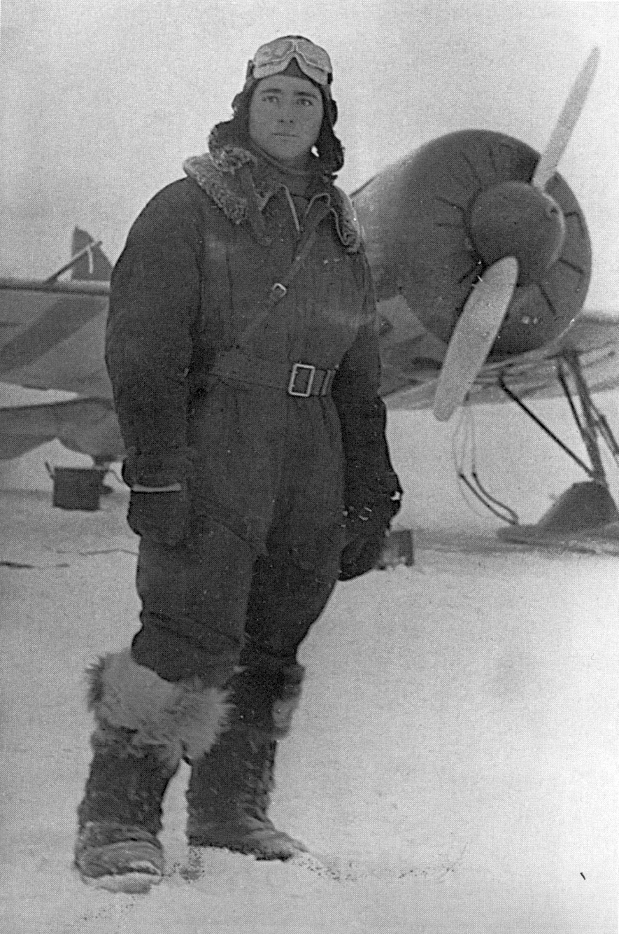СФВ Лейтенант Сергей Михайлович Авдиевич из 149-го истребительного авиационного полка у своего истребителя И-16 на лыжном шасси