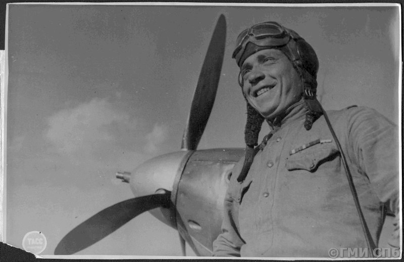 Портрет комсомольца летчика-истребителя И. Скляренко, сбившего в боях на Ленинградском фронте семь и подбивший три самолета 20-07-1944.