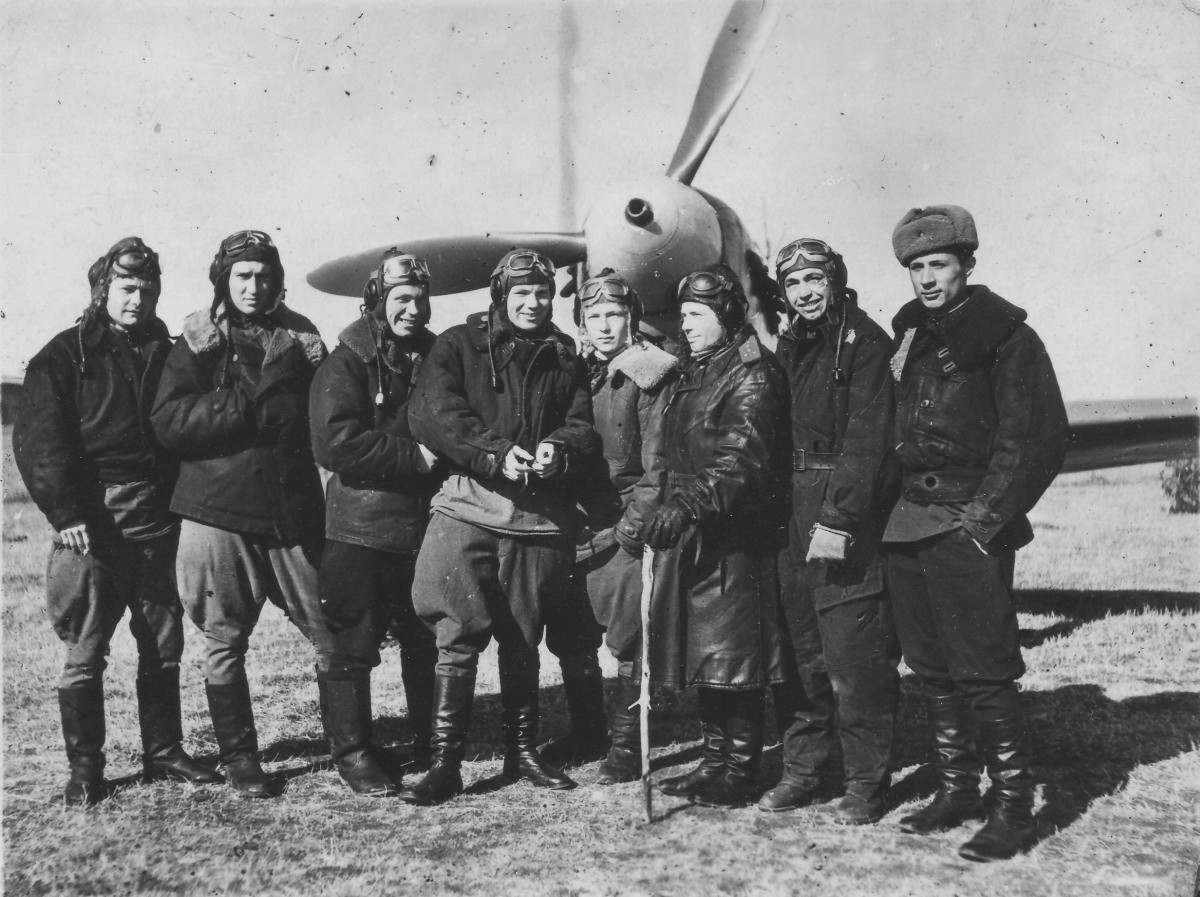 Советские летчики из 2 аэ 14 гвиап на фоне Як9Т Фото ВОВ