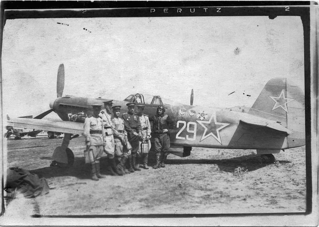 Летчики на фоне Як-9У № 29. действующая армия
