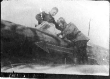 Андрианов с командиром настраивают радиоаппаратуру в самолёте перед отправкой на фронт на Курскую дугу