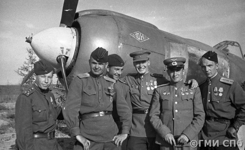 ГСС, лётчик-истребитель 159 ИАП Пётр Яковлевич Лихолётов со своими боевыми друзьями.Июль 1944 г.