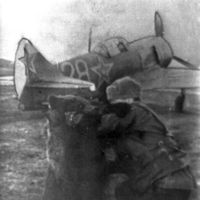 Фото Советский военный самолёт Ла-7 и медведь ЗБИ.