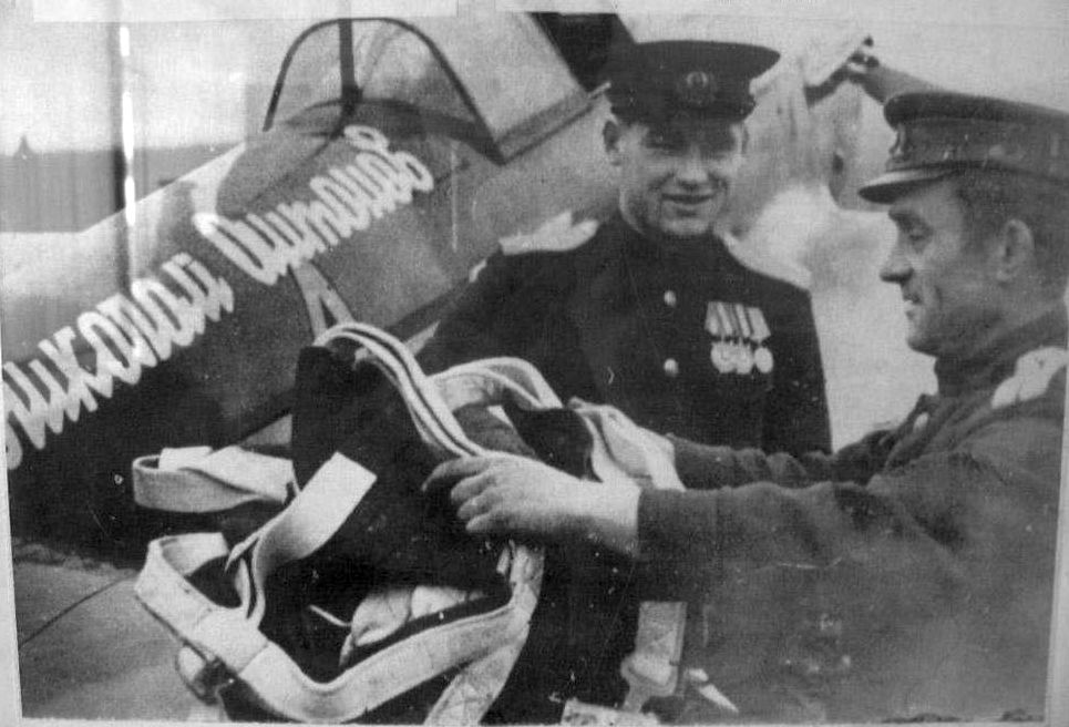 Макаров и Антонов это погибшие летчики 21 иап. Оба погибли 16.09.1944. 
Макаров имел 5 личных и (по разным данным) от 2 до 4 групповых побед), Антонов - 3 личных и от 0 до 3 групповых. 
Як-9Т в 21 иап не было, так что это все Як-9М (они отличались друг от друга визуально только величиной ствола пушки, торчащей из кока винта).