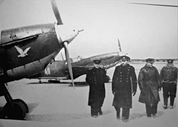 Командующий СФ вице-адмирал Головко осматривает аэродром и самолеты
