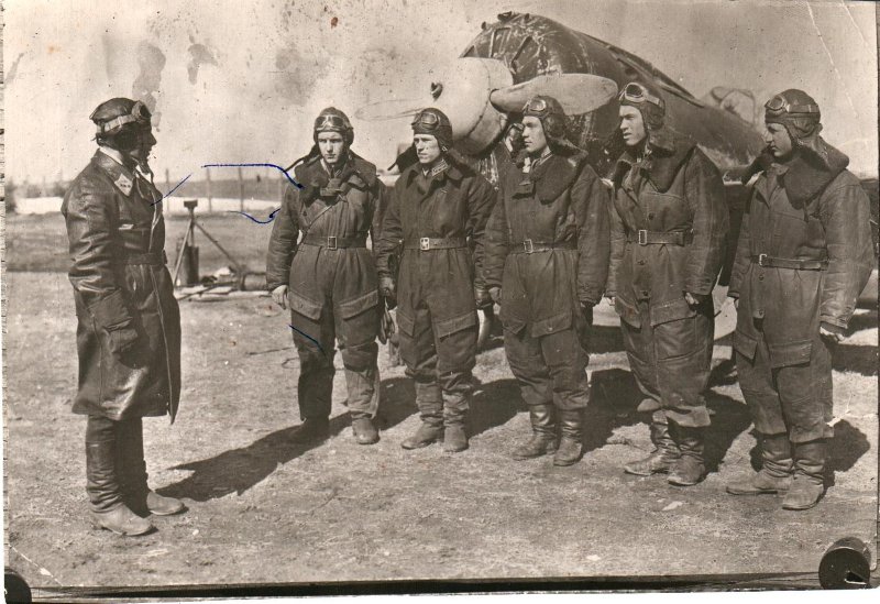 Лето 1941 Старший лейтенант, командир звена 27-го ГИАП Чмутенко И.Г. со своим звеном Панарин, Харитонов С., Бачин, справа – Андрианов. Чмутенко – впереди.