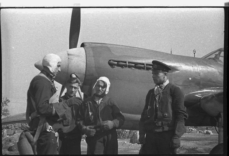Командир эскадрильи орденоносец гвардии старший лейтенант Кузичкин разбирает полет. 2-й гвардейский ИАП. 1943