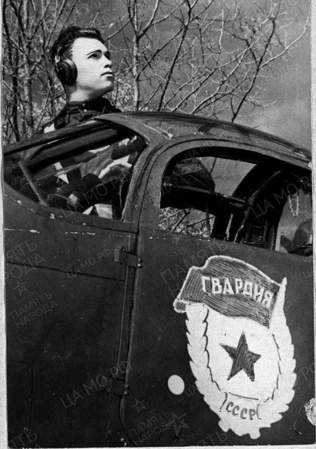 ВОВ Р39 - гвардия на двери. Фотография 30 гиап (180 иап) ВВС РККА