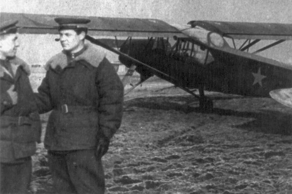 Трофейный Шторьх. Предположительно 31 иап 295 иад (справа летчик Капустянский), 1945