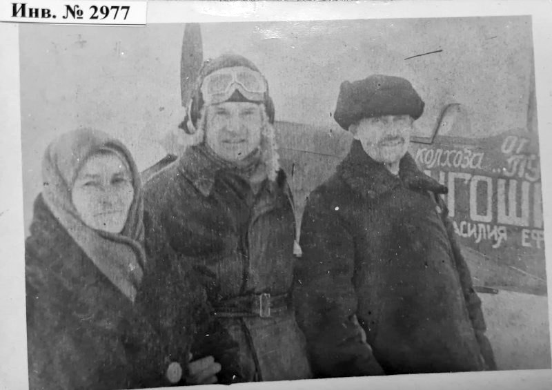 Фото семьи Игошиных во время передачи самолета их приемному сыну Майор Плотников, на борту истребителя которого была надпись