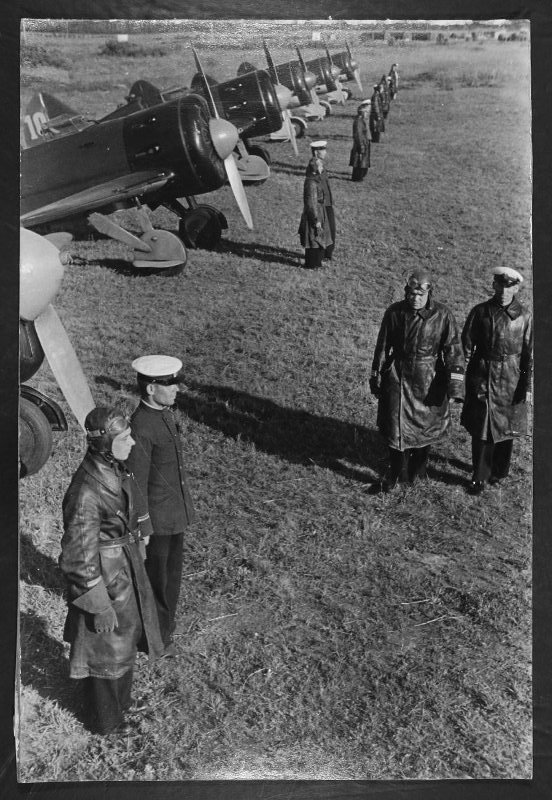 КБФ. ВВС. Н-ская часть истребительной авиации. Летчики-истребители перед полетом. Август 1939