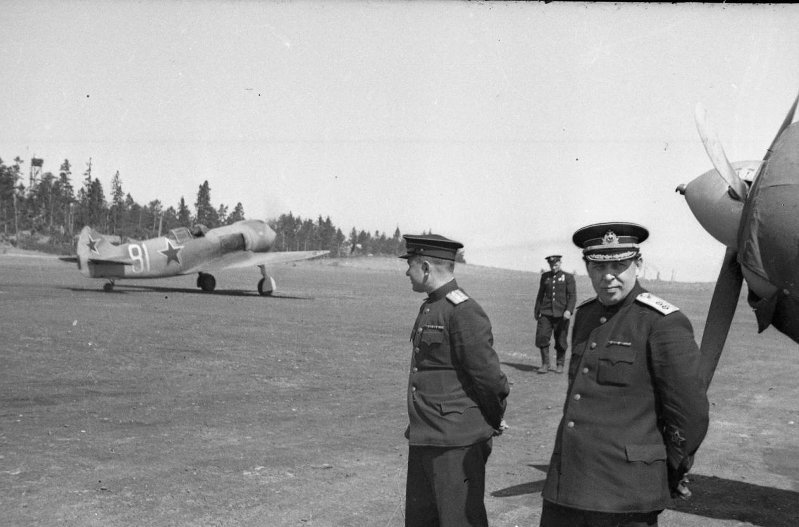Член Военного Совета КБФ вице-адмирал Смирнов, командир 3-го ИАП Никитин и другие на аэродроме. 1942-43