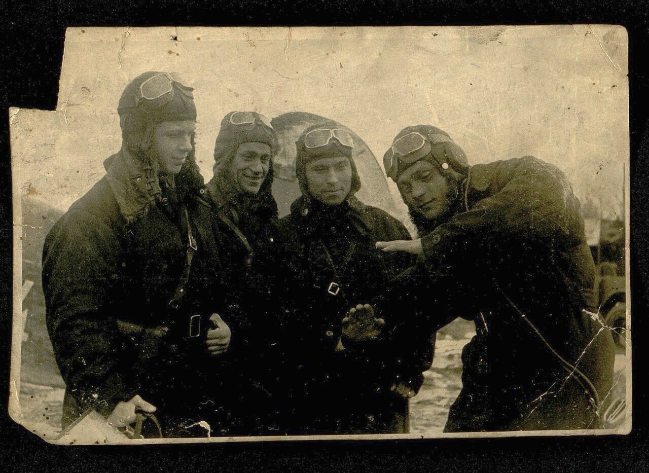 Фото Герой Советского Союза Зайцев Д.А. рассказывает товарищам о своем таране