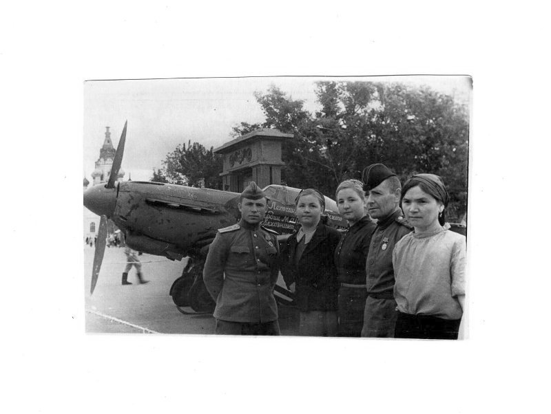 Лётчики части встречают самолёт Селивановых Jak3 foto WW2 USSR