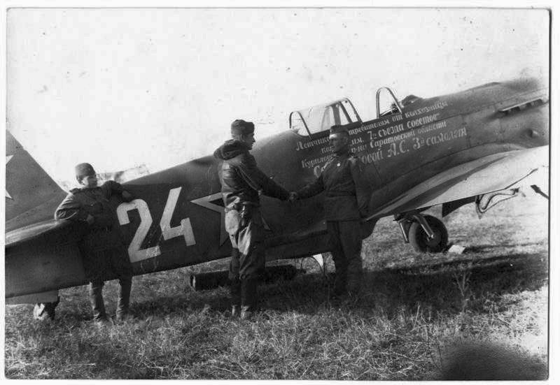Лётчики части встречают самолёт Селивановых Jak3 foto WW2 USSR