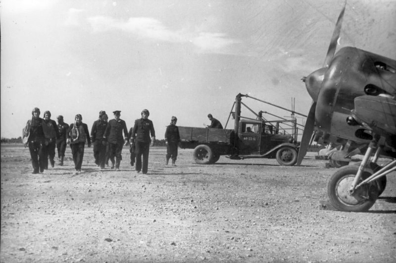 Герой Советского Союза гв. капитан Васильев с летчиками эскадрильи гвардии капитана Голубева. Летчики идут на старт.