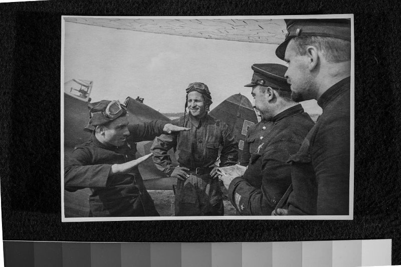 Бринько П.А. делится со своими боевыми друзьями Цоколевым и начальником штаба Ройтенбергом подробностями своего полета