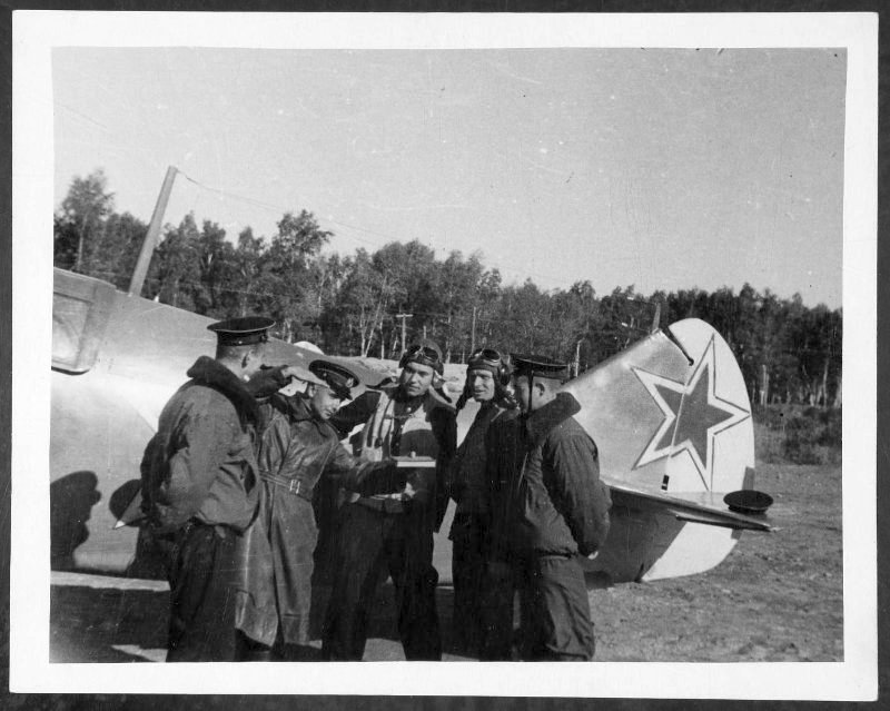 Фотография. Разбор боевого полета. Указания делает гв. майор тов. Бабенков. КБФ 1944-1945