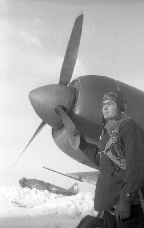 Герой Советского Союза, летчик 3-го гвардейского истребительного авиаполка капитан Татаренко Дмитрий Митрофанович.