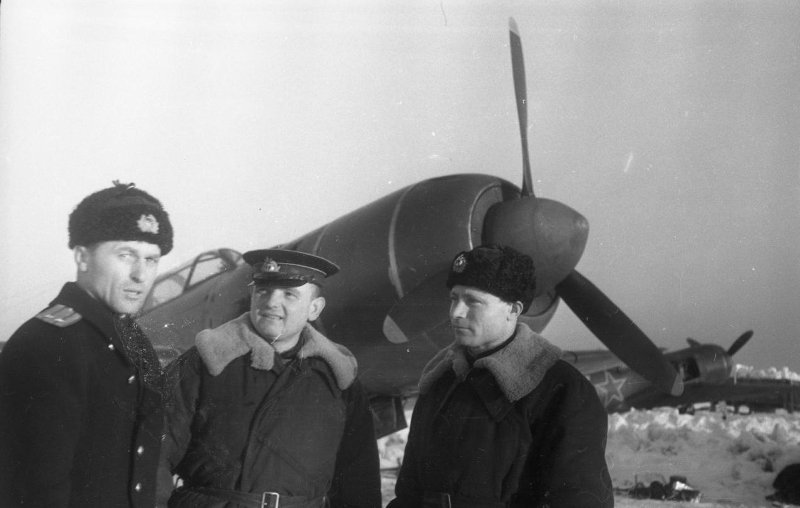 Герой Советского Союза подполковник Голубев В.Ф. и капитан Творогов и Лагутин (слева направо)