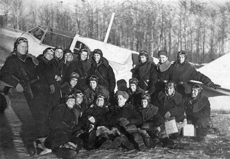 групповое фото летчиков полка на фоне Ла5.