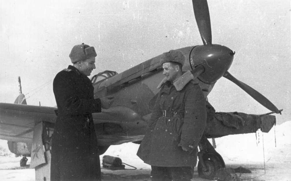 Фото ВОВ Самолёт Як-1Б с кремлёвскими звездами на щитках шасси