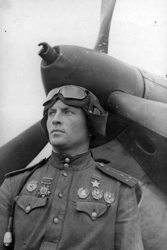 Командир эскадрильи советских истребителей гвардии капитан Муравьев Павел Игнатьевич июль 1943